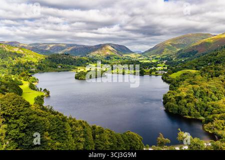 Spettacolari nuvole estive e sole sulla valle di Grasmere, il Lake District National Park Foto Stock