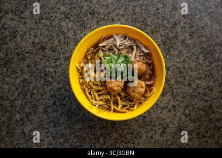 Zuppa di noodle Sarawak Laksa, un famoso piatto del Borneo Foto Stock