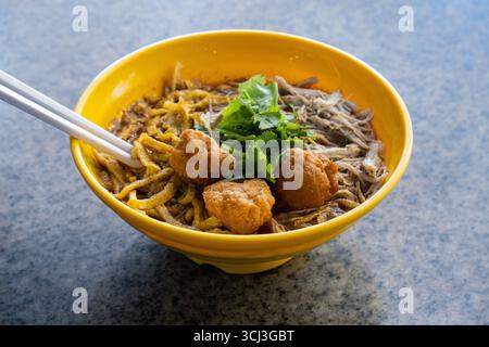 Zuppa di noodle Sarawak Laksa, un famoso piatto del Borneo Foto Stock