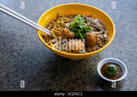 Zuppa di noodle Sarawak Laksa, un famoso piatto del Borneo Foto Stock