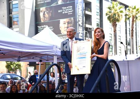 L'attrice Jessica Chastain riceve una proclamazione ufficiale dal presidente della camera di commercio di Hollywood Steve Nissen durante la sua cerimonia della stella della Walk of Fame a Hollywood Boulevard a Los Angeles, California, 4 settembre 2025. Foto Stock