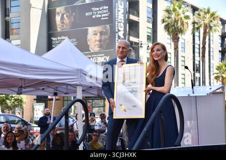 L'attrice Jessica Chastain riceve una proclamazione ufficiale dal presidente della camera di commercio di Hollywood Steve Nissen durante la sua cerimonia della stella della Walk of Fame a Hollywood Boulevard a Los Angeles, California, 4 settembre 2025. Foto Stock