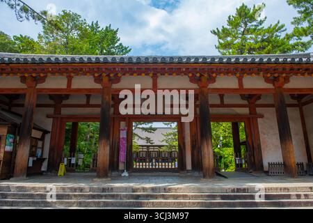 Grande porta Sud (Namdaimon) del Tempio Toshodai Ji. Questo tempio è un tempio buddista Risshu (Ritsu) nella storica città di Nara, in Giappone. Questo tempio belon Foto Stock