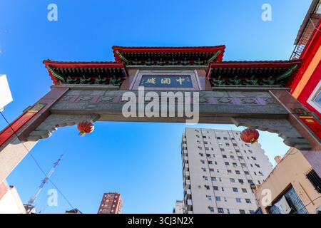 Arco tradizionale del quartiere cinese di Belgrano, Buenos Aires, Argentina. Vivaci dettagli orientali sotto un cielo blu, con lanterne rosse e moder Foto Stock