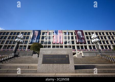 Gli striscioni con ritratti del presidente Donald Trump e dell'ex presidente Theodore Roosevelt sono appesi sul fronte dell'edificio del Dipartimento del lavoro degli Stati Uniti a Washington DC. Foto Stock