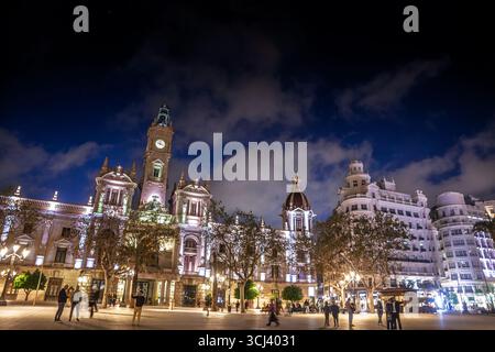 VALENCIA, SPAGNA - 15 APRILE 2025: Il Municipio di Valencia si illumina di notte con un'illuminazione architettonica su Plaza del Ayuntamiento, chiamata casa consistorial, o p Foto Stock