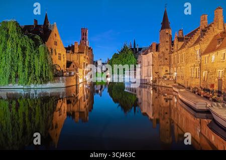 Paesaggio urbano panoramico di Bruges, Belgio, che mostra la sua architettura medievale, i canali tortuosi e l'iconico skyline nel cuore di questa Herita mondiale dell'UNESCO Foto Stock