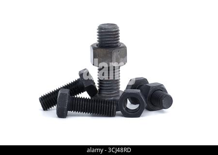Bulloni e dadi esagonali in acciaio disposti su una superficie bianca semplice, che mostrano i componenti industriali utilizzati per la costruzione e la riparazione in vari motori Foto Stock