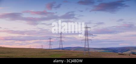 Lauder, Regno Unito. 4 settembre 2025. 4 settembre 2025 immagini d'archivio di tralicci elettrici al tramonto negli Scottish Borders. Credito PIC: phil wilkinson/Alamy Live News Foto Stock