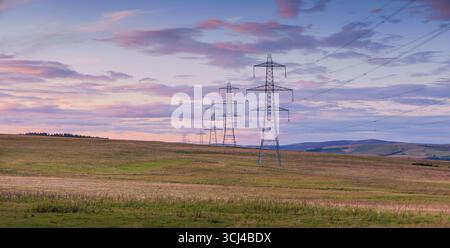 Lauder, Regno Unito. 4 settembre 2025. 4 settembre 2025 immagini d'archivio di tralicci elettrici al tramonto negli Scottish Borders. Credito PIC: phil wilkinson/Alamy Live News Foto Stock