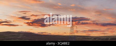 Lauder, Regno Unito. 4 settembre 2025. 4 settembre 2025 immagini d'archivio di tralicci elettrici al tramonto negli Scottish Borders. Credito PIC: phil wilkinson/Alamy Live News Foto Stock