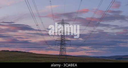 Lauder, Regno Unito. 4 settembre 2025. 4 settembre 2025 immagini d'archivio di tralicci elettrici al tramonto negli Scottish Borders. Credito PIC: phil wilkinson/Alamy Live News Foto Stock