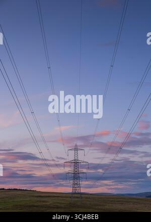 Lauder, Regno Unito. 4 settembre 2025. 4 settembre 2025 immagini d'archivio di tralicci elettrici al tramonto negli Scottish Borders. Credito PIC: phil wilkinson/Alamy Live News Foto Stock