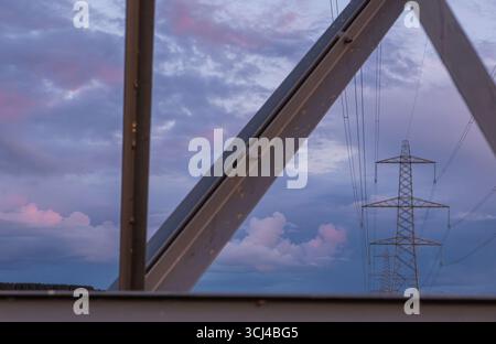 Lauder, Regno Unito. 4 settembre 2025. 4 settembre 2025 immagini d'archivio di tralicci elettrici al tramonto negli Scottish Borders. Credito PIC: phil wilkinson/Alamy Live News Foto Stock