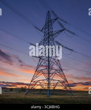 Lauder, Regno Unito. 4 settembre 2025. 4 settembre 2025 immagini d'archivio di tralicci elettrici al tramonto negli Scottish Borders. Credito PIC: phil wilkinson/Alamy Live News Foto Stock
