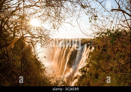 Tramonto alle Cascate Vittoria, note anche come mosi-oa-Tunya, in Zambia, vicino al confine con lo Zimbabwe Foto Stock