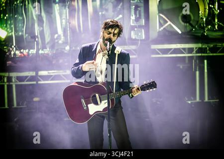 Oslo, Norvegia. 4 settembre 2025. La band americana Lord Huron esegue un concerto dal vivo al Sentrum Scene di Oslo. Qui il cantante e musicista Ben Schneider viene visto dal vivo sul palco. Credito: Gonzales Photo/Alamy Live News Foto Stock