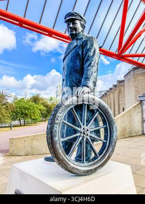 Statua commemorativa di Edward Montagu - III barone Montagu di Beaulieu - all'ingresso del National Motor Museum, Beaulieu, New Forest, Hampshire, Regno Unito Foto Stock