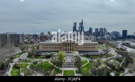 Vista aerea del Philadelphia Museum of Art si erge orgogliosamente sullo sfondo di uno skyline moderno, una sinfonia di storia e progresso, Philadelphia, Pennsylvania, Stati Uniti. Foto Stock