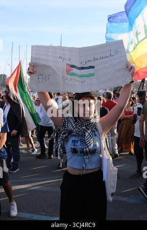 Catania, Sicilia, Italia, 3 settembre 2025: Migliaia di persone marciano per le strade di Catania in solidarietà con Gaza e per sostenere la Flottiglia globale Sumud. I manifestanti si sono riuniti prima della partenza pianificata della flotta umanitaria verso Gaza. Foto Stock