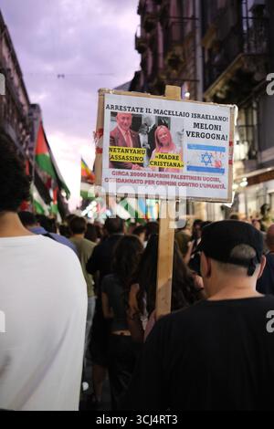 Catania, Sicilia, Italia, 3 settembre 2025: Migliaia di persone marciano per le strade di Catania in solidarietà con Gaza e per sostenere la Flottiglia globale Sumud. I manifestanti si sono riuniti prima della partenza pianificata della flotta umanitaria verso Gaza. Foto Stock