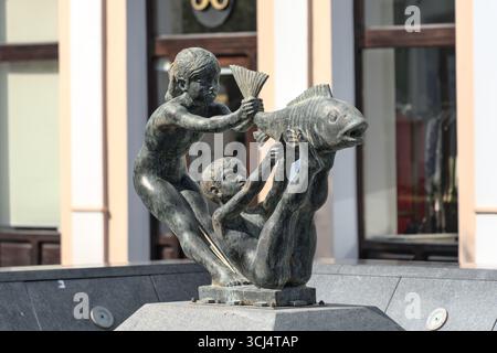 Bosnia-Erzegovina, Brčko, Brčko centro: Zona pedonale ('pješačka zona') – Fontana della gioventù ('Fontana mladosti') [Sead Ekmečić, 1963] Foto Stock