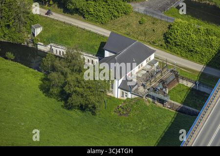 Vista aerea, centrale idroelettrica di Velmede presso il ponte della valle della Ruhr Velmede, Velmede, Bestwig, Sauerland, Renania settentrionale-Vestfalia, Germania, piano idroelettrico Foto Stock