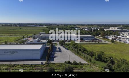 Cremona, Italia - 22 agosto 2025 struttura moderna per data center nel nord Italia che offre soluzioni di cloud storage avanzate in un ambiente industriale rurale di Los Angeles Foto Stock