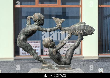 Bosnia-Erzegovina, Brčko, Brčko centro: Zona pedonale ('pješačka zona') – Fontana della gioventù ('Fontana mladosti') [Sead Ekmečić, 1963] Foto Stock