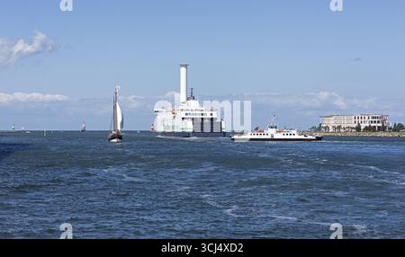 Scandlines Hybrid Ferry, barche a vela, moli, Warnow Ferry, Hanse Sail, Unterwarnow, Hanse Sail, Warnemuende, Rostock, Meclemburgo-Western Pome Foto Stock
