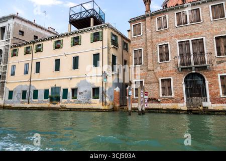 Venezia, Italia - 22 agosto 2019: Semaforo per la regolazione del movimento del trasporto d'acqua sul Canal grande a Venezia Foto Stock