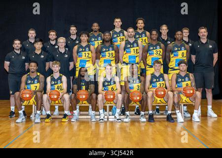 Mannschaftsfoto, MHP RIESEN easycredit Basketball Bundesliga, es fehlt Mikko Riipinen (MHP RIESEN Ludwigsburg, Head-Coach), hintere Reihe von Links: Dr. Med. Christopher Weller (MHP RIESEN Ludwigsburg, Mannschaftsarzt), Yannick Rohatsch (MHP RIESEN Ludwigsburg, Team Manager), Julian Koller (MHP RIESEN Ludwigsburg, Physiotherapeut), Yorman Polas Bartolo (MHP RIESEN Ludwigsburg, #13) 38, Lukas Modic (MHP Foto Stock