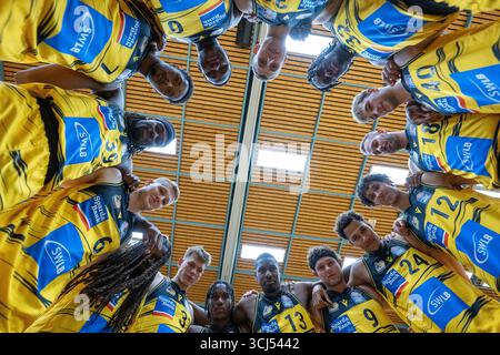 Teamkreis, beginnend links auf 9 Uhr, Maxwell Temoka (MHP RIESEN Ludwigsburg, #39), Elijah Hughes (MHP RIESEN Ludwigsburg, #07), Babacar sane (MHP RIESEN Ludwigsburg, #00), Lukas Modic (MHP RIESEN Ludwigsburg 32, #38 40), Keeshawn Ludwigsburg, Ludwigsburg, (Ludwigsburg, Ludwigsburg, (n. 12), Ludwigberg, Ludwigsburg, (Ludwigggggsburg, Ludwiggggggggsburg, Ludwigsburg, Ludwigsburg, (Ludwiggggggsburg, Ludwigsburg, Ludwigsburg, Ludwigsburg, Ludwigsburg, Ludwigsburg, Ludwigsburg, n. Foto Stock