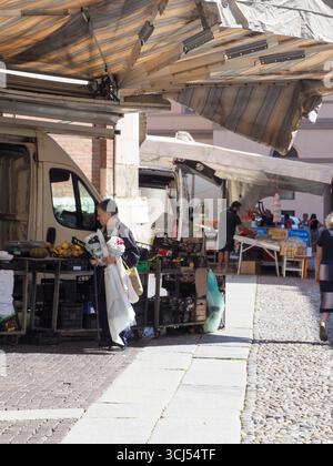 Cremona, Italia - 3 settembre 2025 Summertime Outdoor Market Scene nel centro storico di Cremona, Italia, con prodotti locali e vivaci Foto Stock