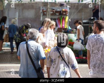 Cremona, Italia - 3 settembre 2025, vivace mercato all'aperto estivo nel centro storico di Cremona, Lombardia, Italia, animata da shoppe Foto Stock