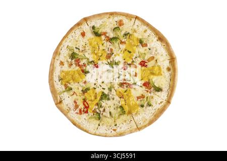 Pizza con uova isolate su sfondo bianco Foto Stock