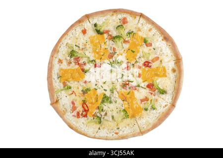 Pizza con uova isolate su sfondo bianco Foto Stock