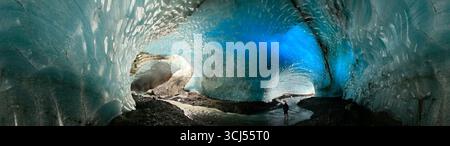 Esploratore nelle grotte di ghiaccio di Kverkfjoll, lato nord della calotta di Vatnajokull, Islanda; panorama a 360 gradi. Foto Stock