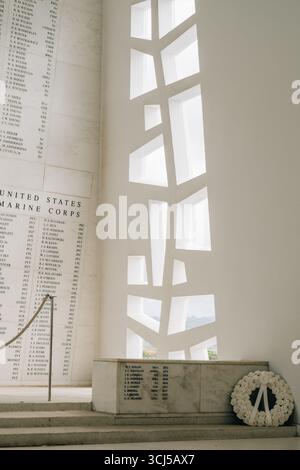Il sole splende sul muro dei membri perduti all'interno dell'USS Arizona Memorial Foto Stock