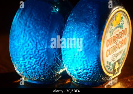 Bottiglie di liquore Senior Curacao su una superficie in legno. Foto Stock