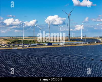 Impianti fotovoltaici di picco da 86,5 MW montati a terra, di RWE, con oltre 141.000 moduli solari, su una striscia di terra lunga oltre 1 km, lungo l'autostrada A44 Foto Stock