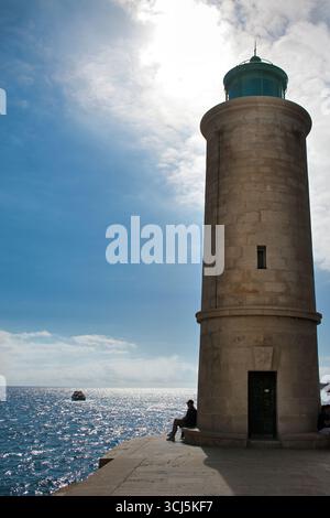 Cassis, faro al porto in controluce. Atmosfera serale Foto Stock