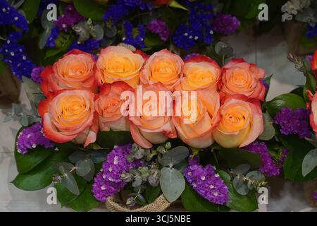 Un bellissimo bouquet di rose arancioni in un negozio di fiori Foto Stock