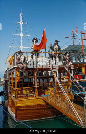 Figure dei pirati, Boat, Antalya Kaleici Marina, Antalya, provincia di Antalya, Turchia Foto Stock