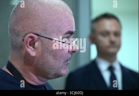 Preside di Chirurgia presso la Scuola di Medicina, Zagabria Prof Davor Mijatović, MD, PhD parla ai media durante la presentazione ufficiale della sala operativa integrata (IOR) presso il Centro ospedaliero Universitario di Zagabria, Croazia, il 5 settembre 2025. Una sala operatoria integrata (IOR) è una sala operatoria in cui vari dispositivi medici, modalità di imaging e sistemi informativi sono collegati e controllabili da un'unica console centrale o piattaforma. Questa integrazione centralizza e visualizza i dati del paziente, i feed video in tempo reale e i comandi per le apparecchiature chirurgiche e le funzioni della sala, come l'illuminazione e la temperatura. PH Foto Stock