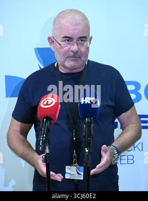 Preside di Chirurgia presso la Scuola di Medicina, Zagabria Prof Davor Mijatović, MD, PhD parla ai media durante la presentazione ufficiale della sala operativa integrata (IOR) presso il Centro ospedaliero Universitario di Zagabria, Croazia, il 5 settembre 2025. Una sala operatoria integrata (IOR) è una sala operatoria in cui vari dispositivi medici, modalità di imaging e sistemi informativi sono collegati e controllabili da un'unica console centrale o piattaforma. Questa integrazione centralizza e visualizza i dati del paziente, i feed video in tempo reale e i comandi per le apparecchiature chirurgiche e le funzioni della sala, come l'illuminazione e la temperatura. PH Foto Stock