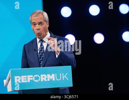 Conferenza Reform UK Nigel Farage porta avanti il suo discorso di leadership a causa delle dimissioni del vice primemente Angela Rayner. Birmingham UK Picture: Garyrobertsphotography Foto Stock