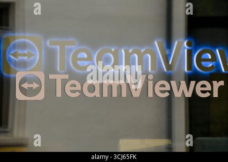 Deutschland, Baden-Wuerttemberg, Goeppingen 05.09.2025, Baden-Wuerttemberg, Goeppingen, im Bild Themenbild, TeamViewer, Zentrale, Firmenlogo, Logo, Schild, Unternehmenssitz, Softwareunternehmen, IT, tecnologie, Fernwartung, Schriftzug, Firmengebaeude, Unternehmensstandort, Deutschland, Feature, Symbolbild Baden-Wuerttemberg *** Germania, Baden Wuerttemberg, Goeppingen 05 09 2025, Baden Wuerttemberg, Goeppingen, nell'immagine tema, TeamViewer, sede centrale, logo aziendale, logo, Sign, sede centrale dell'azienda, società di software, IT, tecnologia, manutenzione remota, lettere, edificio aziendale Foto Stock