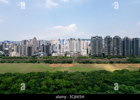 Vista aerea della città di Zhubei sul fiume Touqian nella contea di Hsinchu, Taiwan Foto Stock
