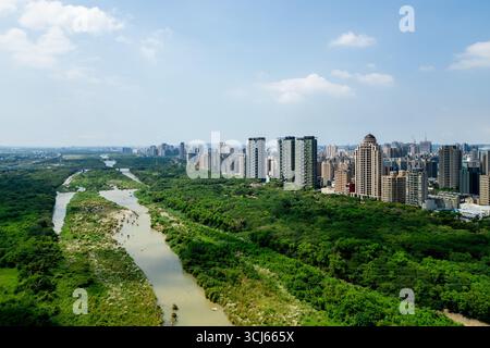 Vista aerea della città di Zhubei sul fiume Touqian nella contea di Hsinchu, Taiwan Foto Stock